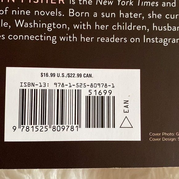 EUC Paperback book “The Wives” by Tarryn Fisher 🌸 BUY 2/$9 - Picture 4 of 6